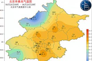 色系很眼熟？普尔蓝色鸭舌帽+黄色外套 眼镜一戴重回学生时代